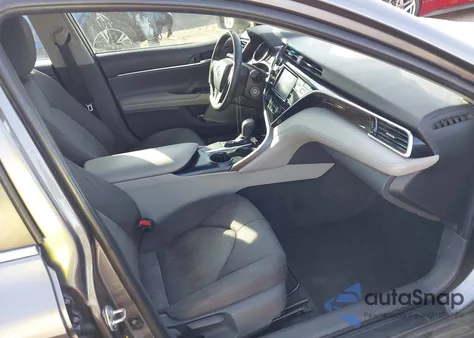 2018 Toyota Camry L z USA, uszkodzony, nr VIN 4T1B11HK4JU546632